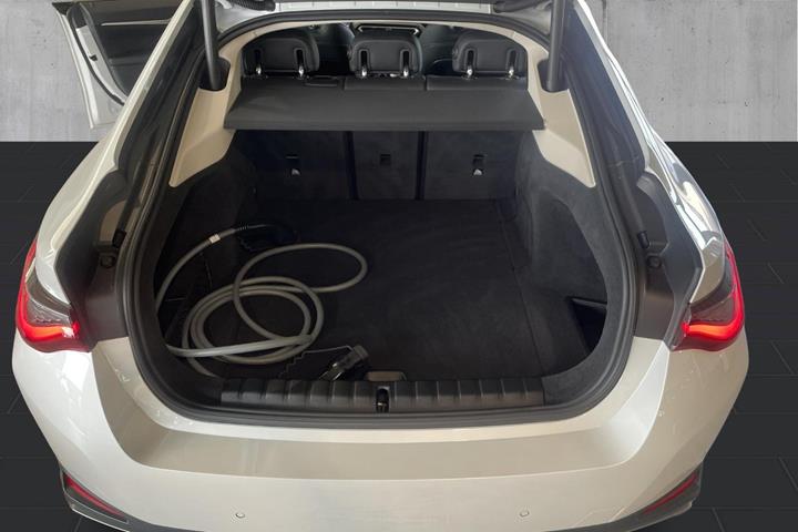 Hvid BMW i4 fra 2023