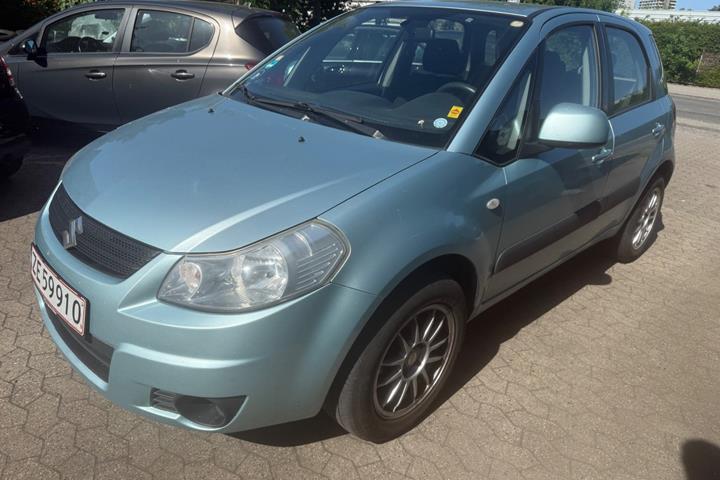 Blå Suzuki SX4 fra 2008 set udefra