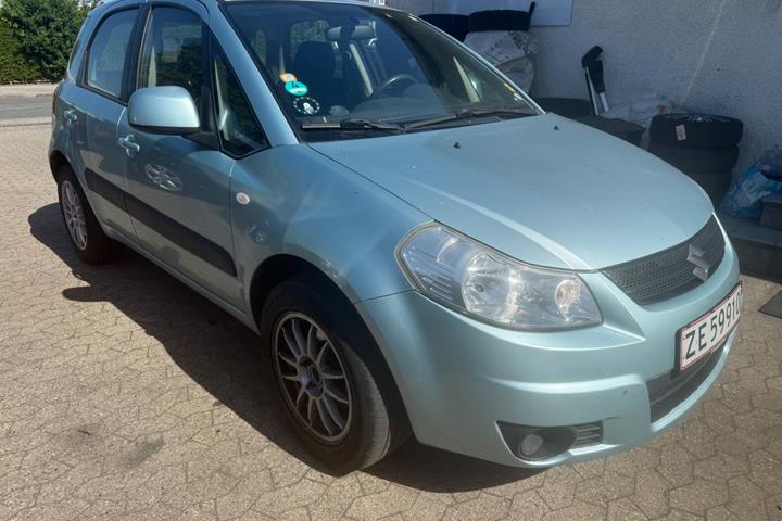 Blå Suzuki SX4 fra 2008