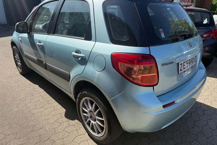 Blå Suzuki SX4 fra 2008