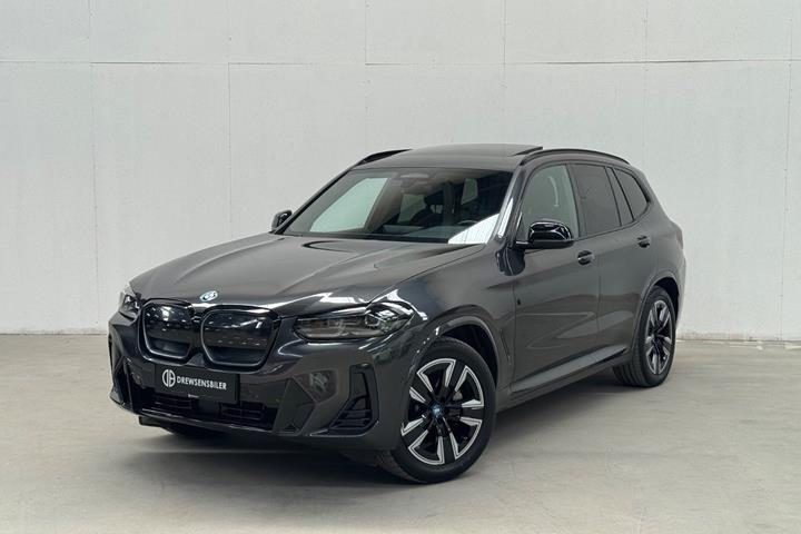 Grå BMW iX3 fra 2022 set udefra