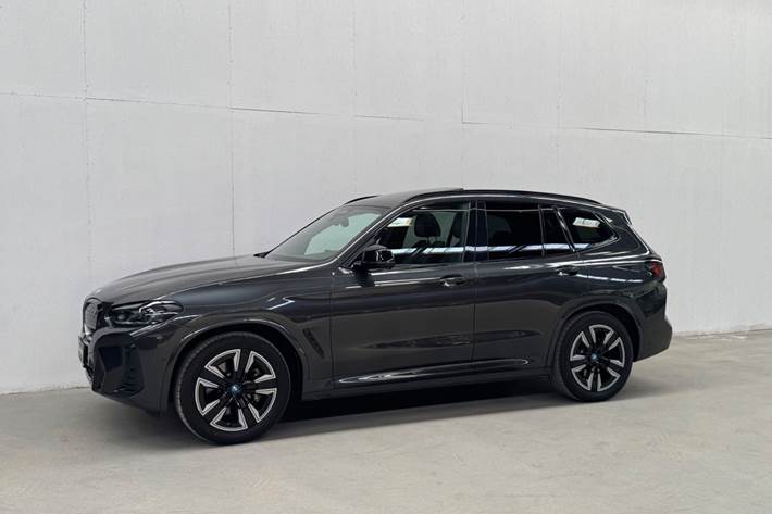 Grå BMW iX3 fra 2022