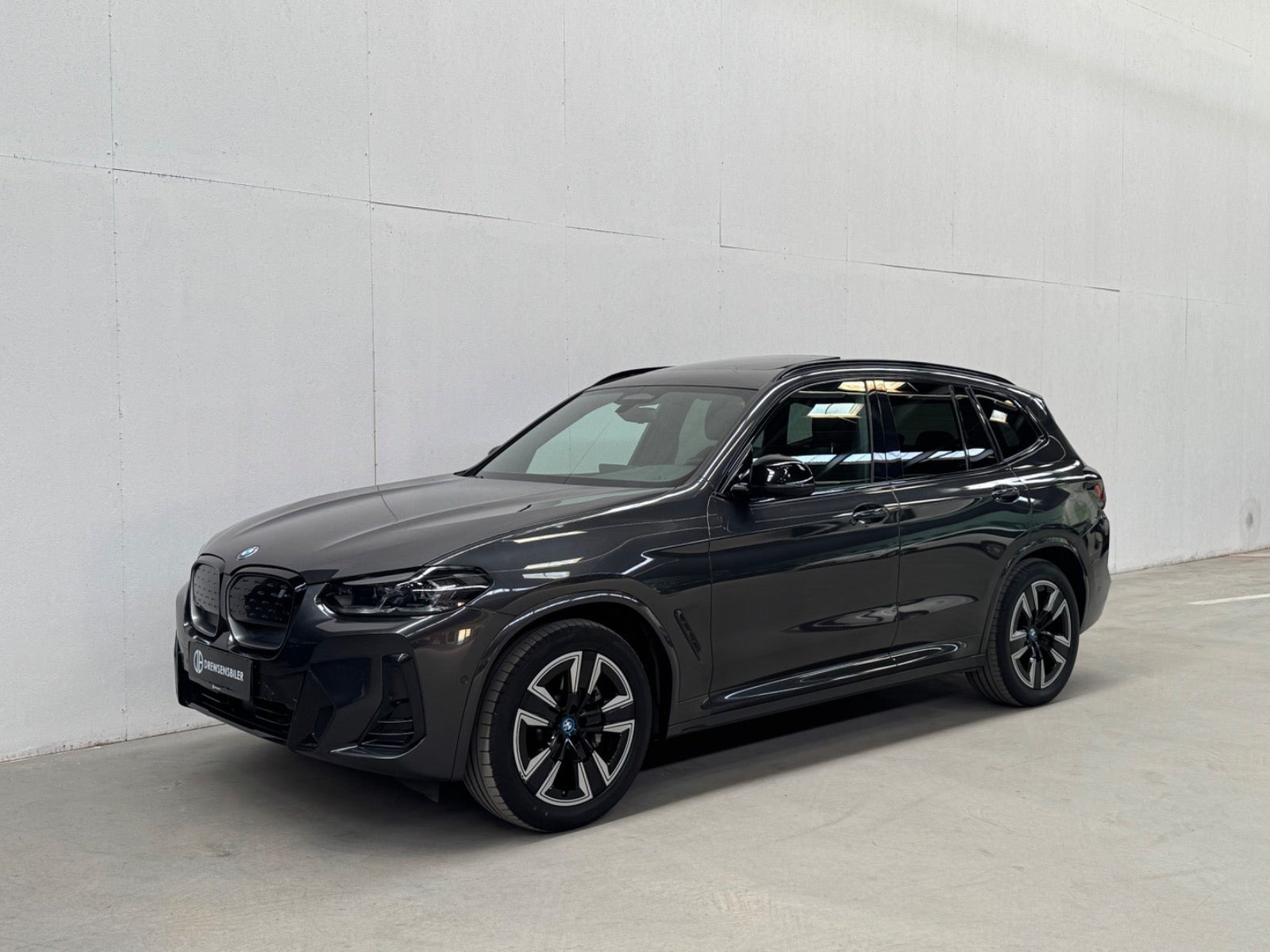 Grå BMW iX3 fra 2022