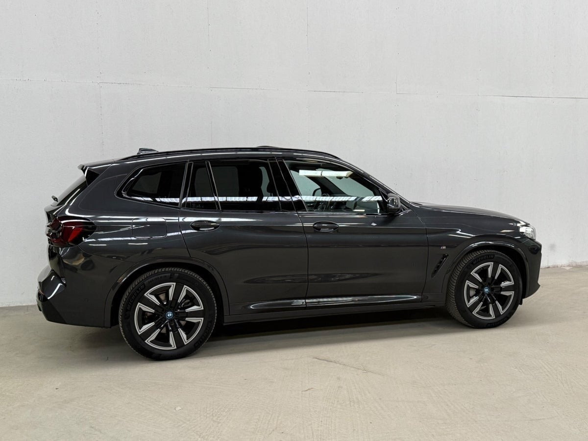Grå BMW iX3 fra 2022