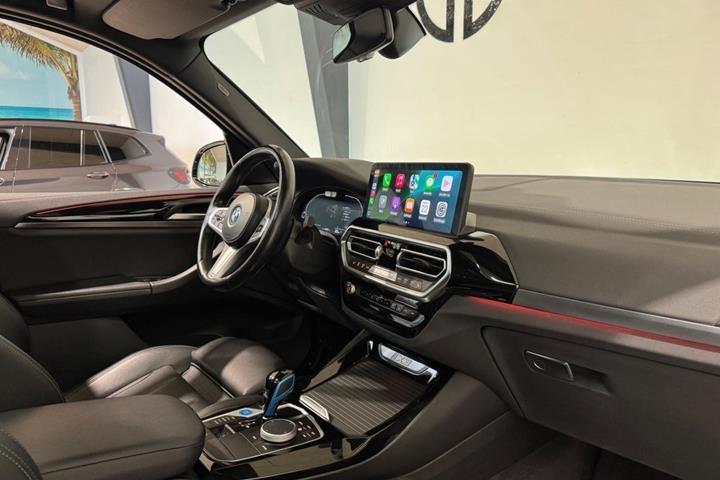 Grå BMW iX3 fra 2022