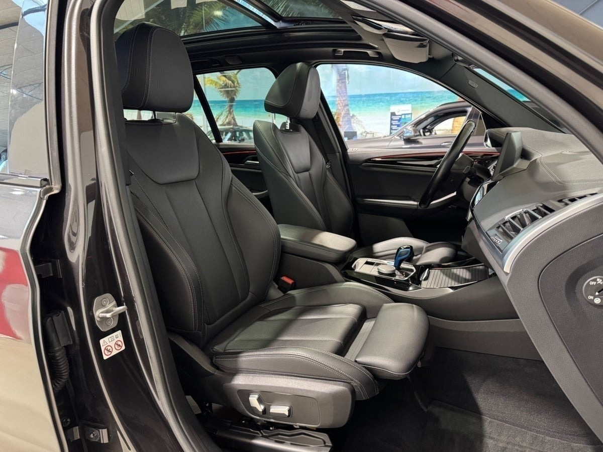 Grå BMW iX3 fra 2022