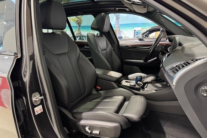 Grå BMW iX3 fra 2022