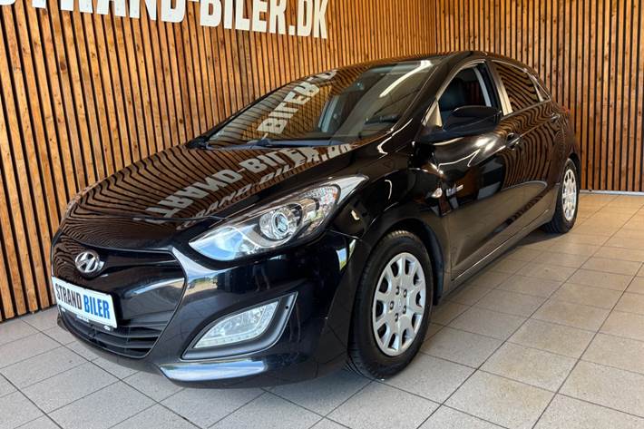 Sort Hyundai i30 fra 2012 set udefra