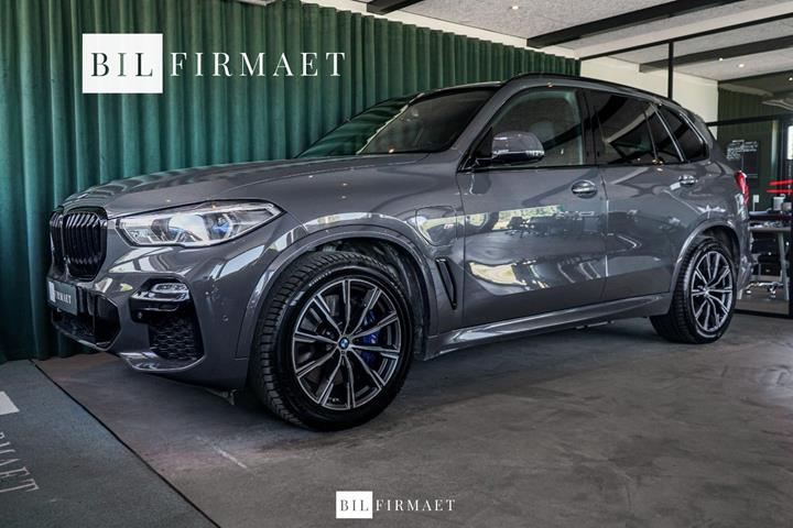 Grå BMW X5 fra 2022 set udefra