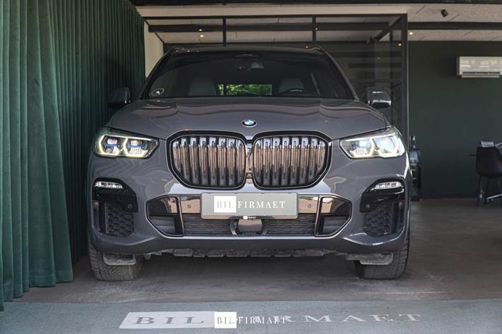 Grå BMW X5 fra 2022