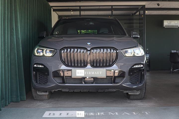Grå BMW X5 fra 2022