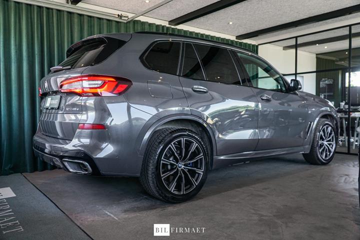 Grå BMW X5 fra 2022