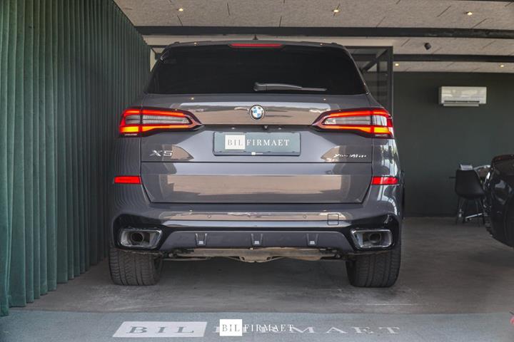 Grå BMW X5 fra 2022