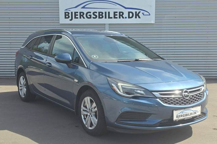 Blå Opel Astra fra 2017 set udefra