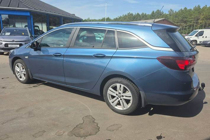 Blå Opel Astra fra 2017