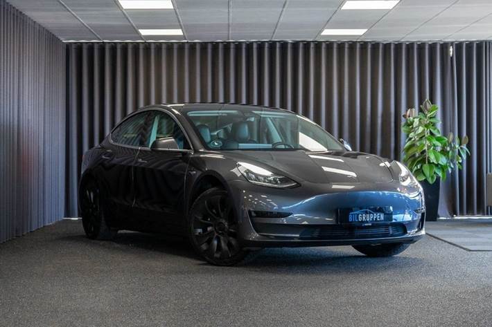 Grå Tesla Model 3 fra 2022