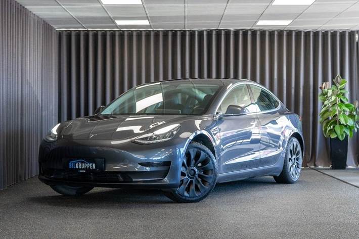 Grå Tesla Model 3 fra 2022