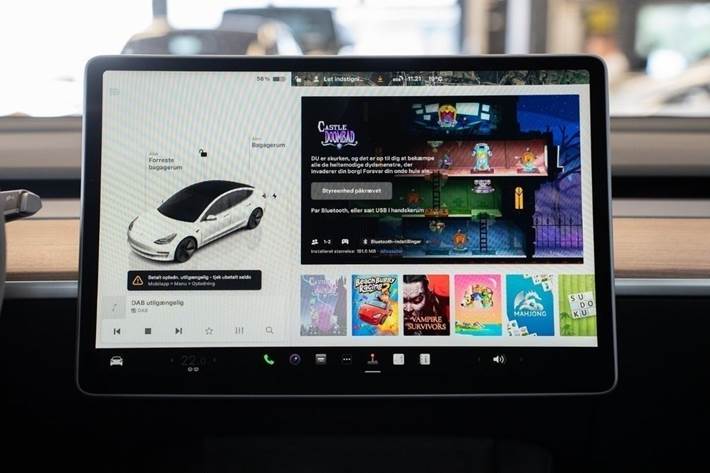 Grå Tesla Model 3 fra 2022