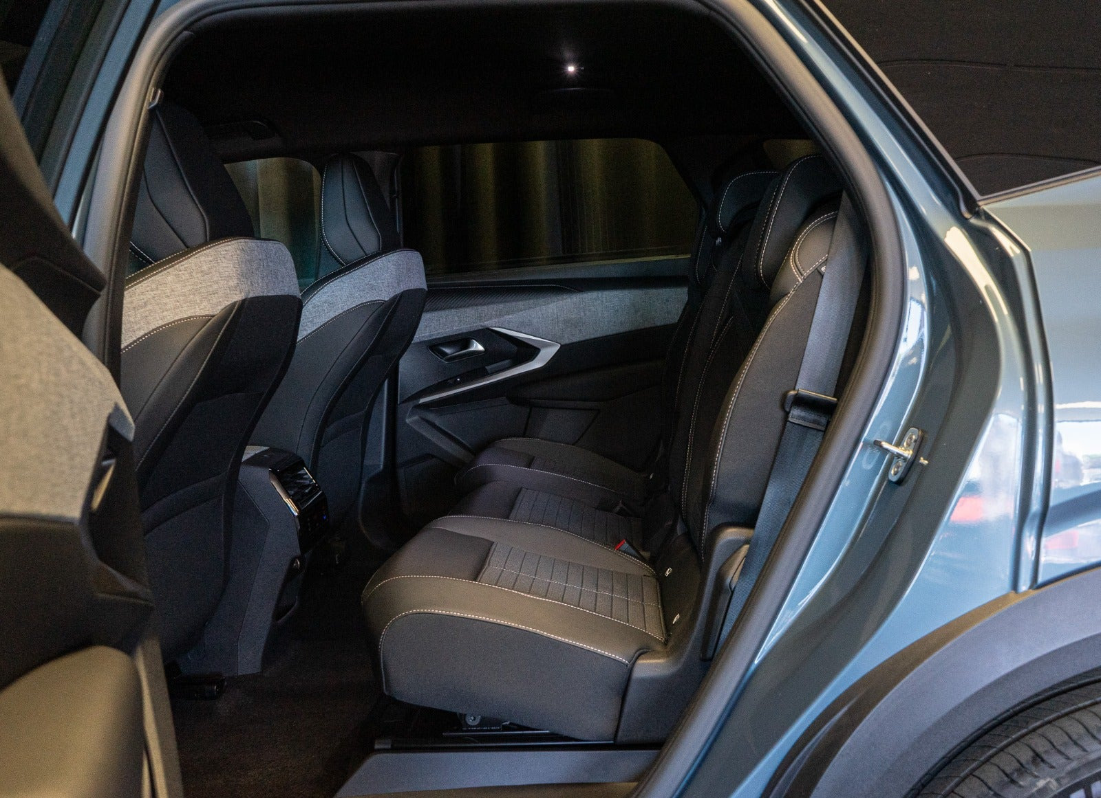 Blå Peugeot e-5008 fra 2025