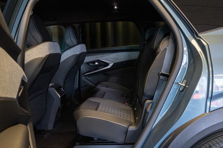 Blå Peugeot e-5008 fra 2025
