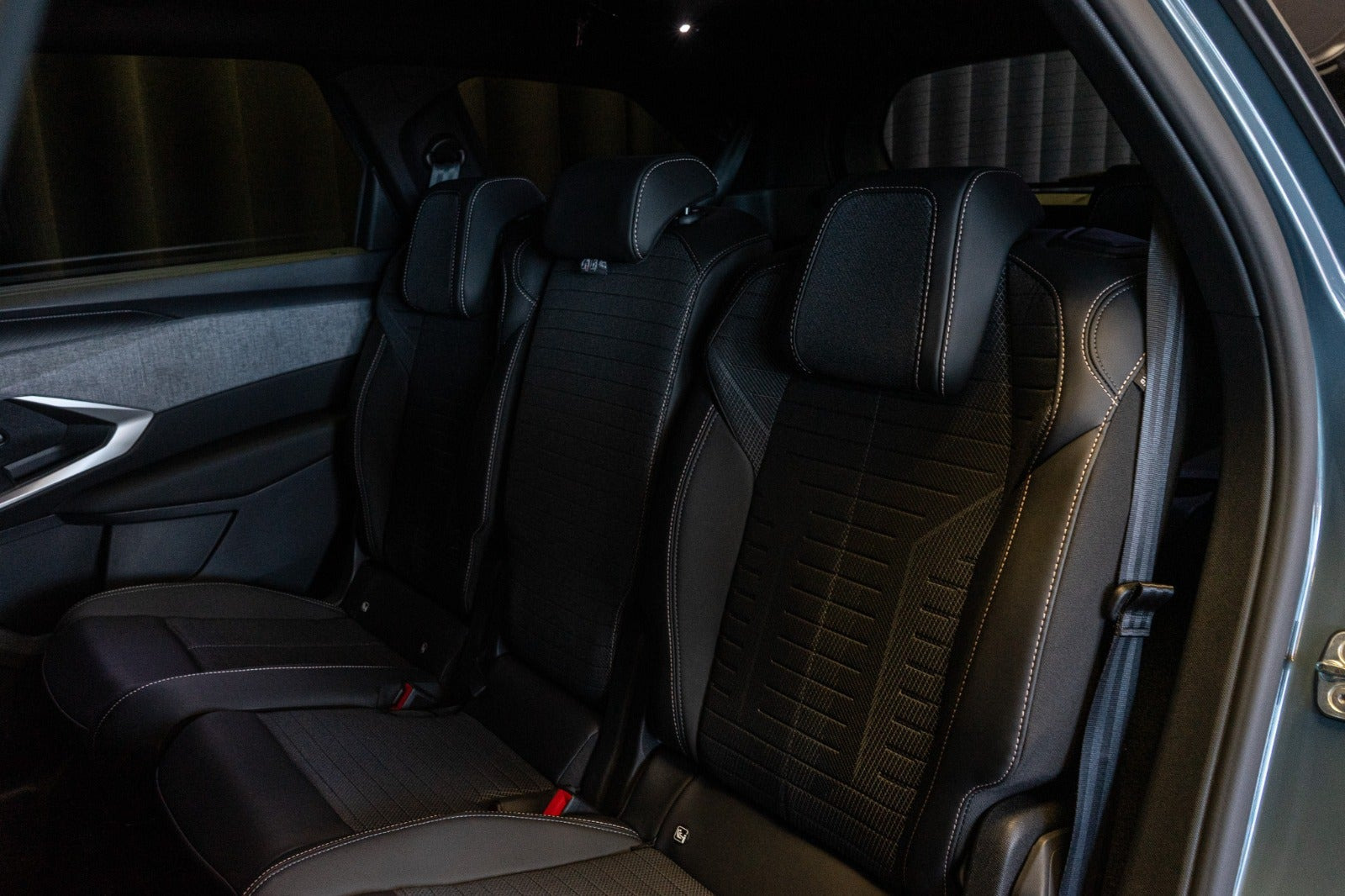 Blå Peugeot e-5008 fra 2025