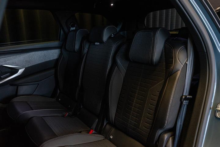 Blå Peugeot e-5008 fra 2025
