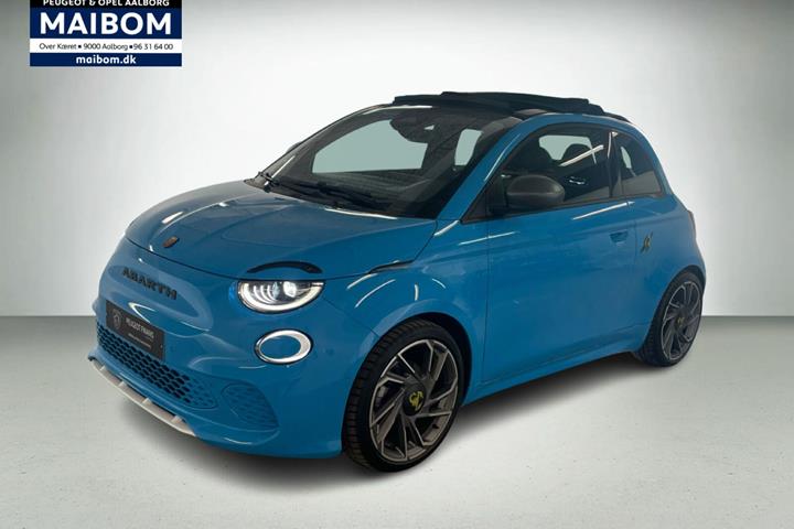 Blå Abarth 500e fra 2024 set udefra