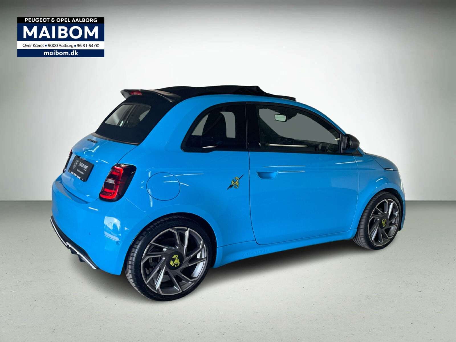 Blå Abarth 500e fra 2024