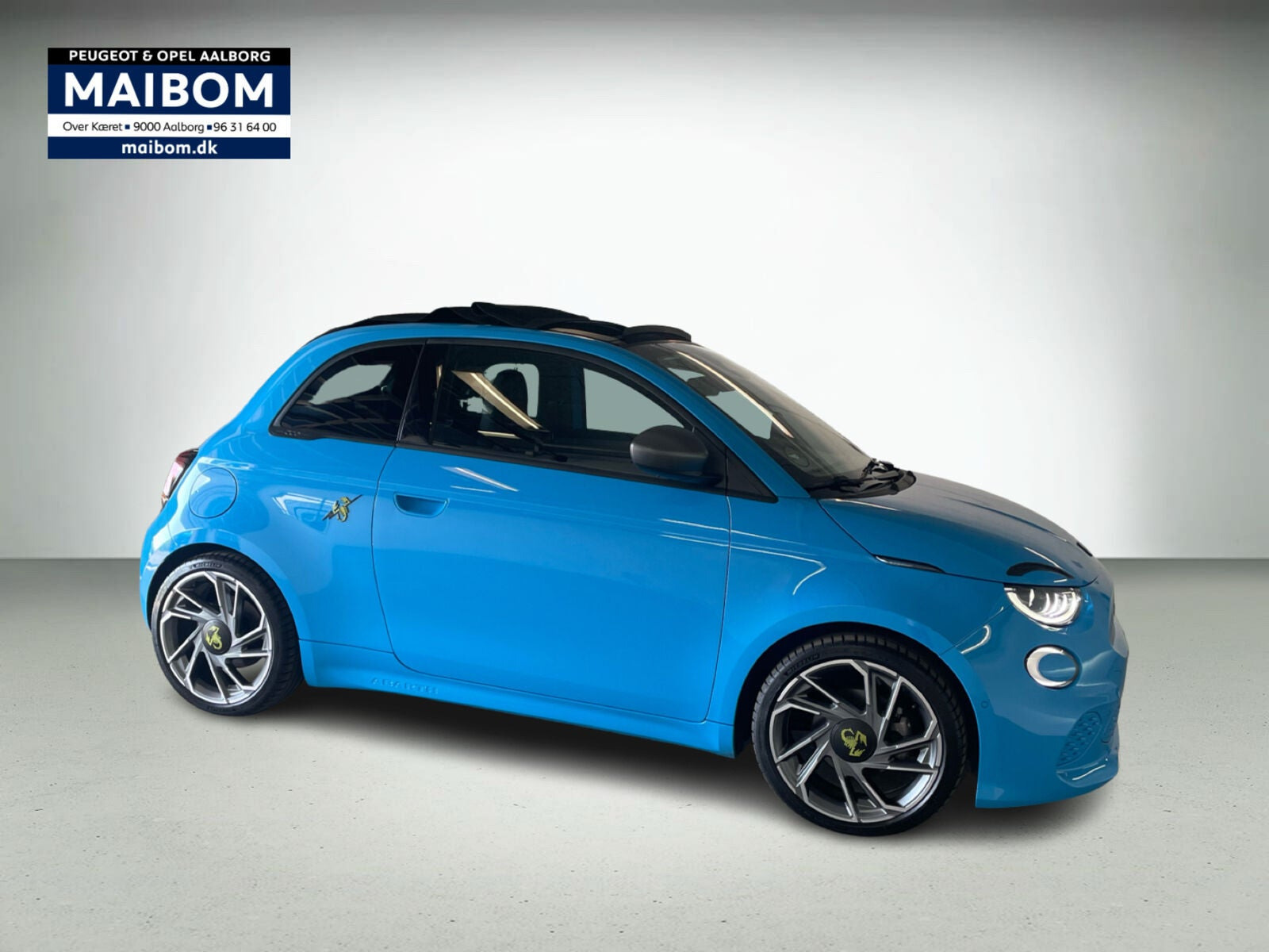 Blå Abarth 500e fra 2024