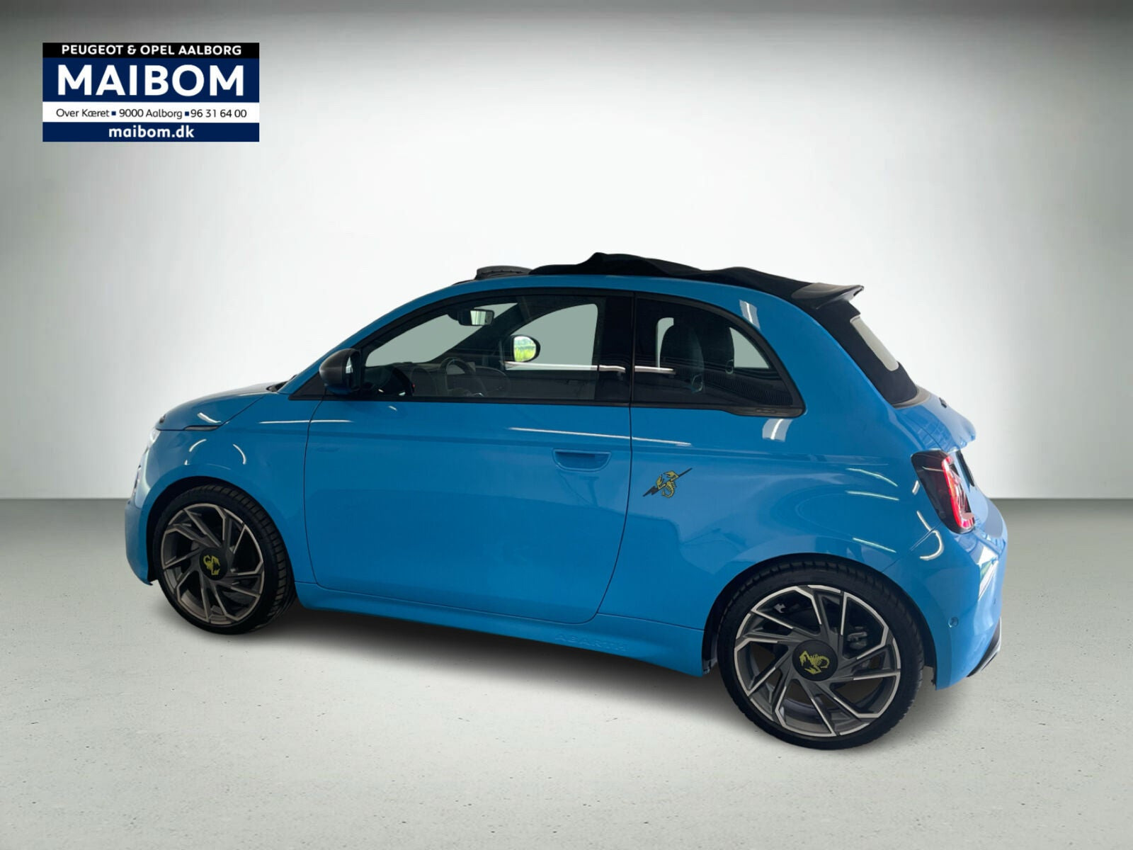Blå Abarth 500e fra 2024