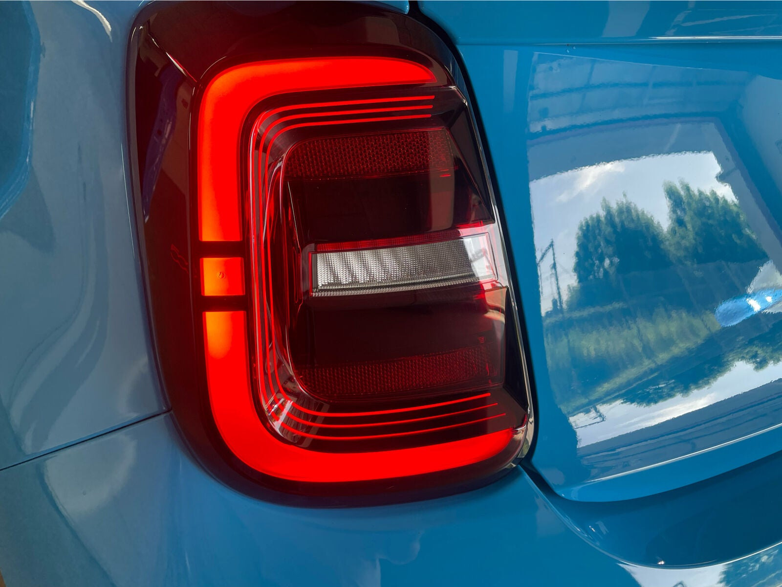 Blå Abarth 500e fra 2024