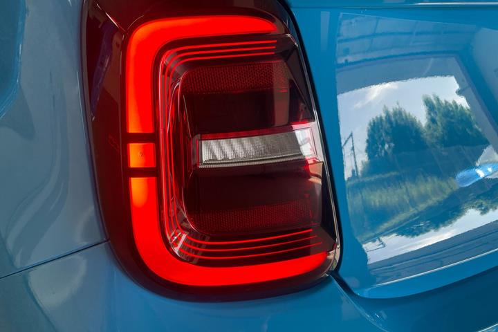 Blå Abarth 500e fra 2024