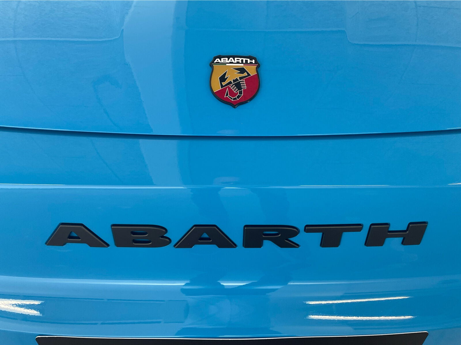 Blå Abarth 500e fra 2024