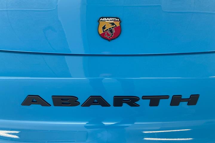 Blå Abarth 500e fra 2024