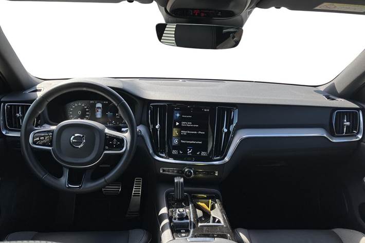 Grå Volvo V60 fra 2022