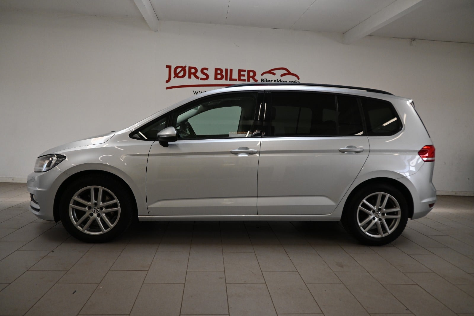 Sølv VW Touran fra 2016