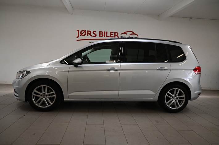 Sølv VW Touran fra 2016