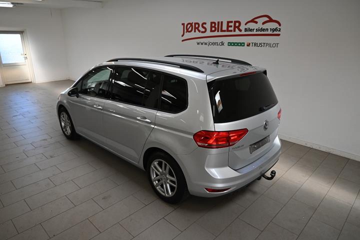 Sølv VW Touran fra 2016