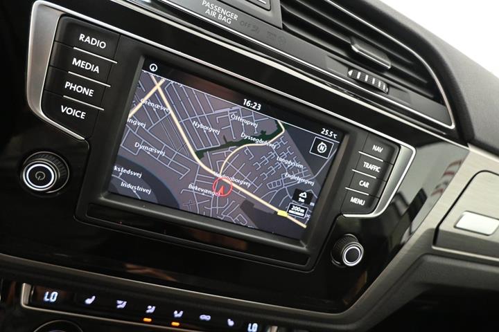 Sølv VW Touran fra 2016