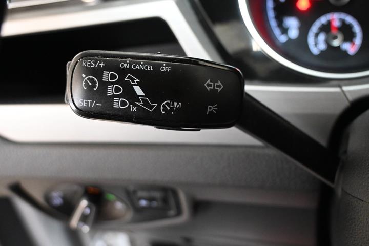 Sølv VW Touran fra 2016
