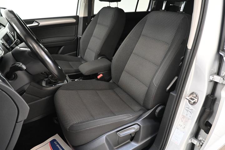 Sølv VW Touran fra 2016