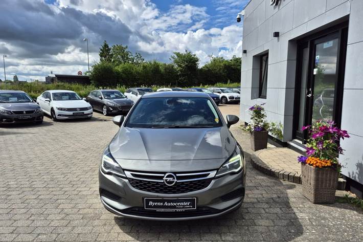 Grå Opel Astra fra 2017