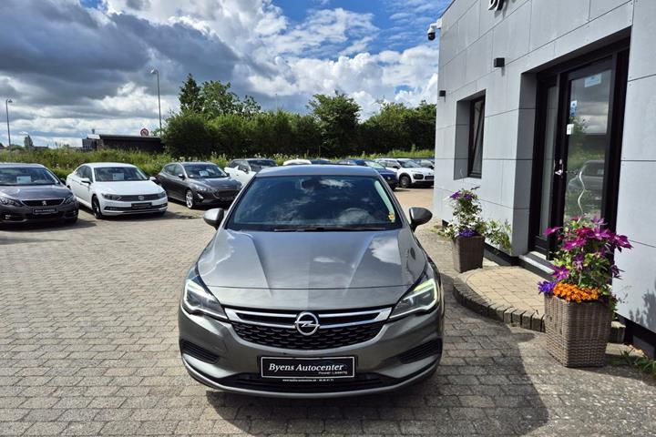 Grå Opel Astra fra 2017