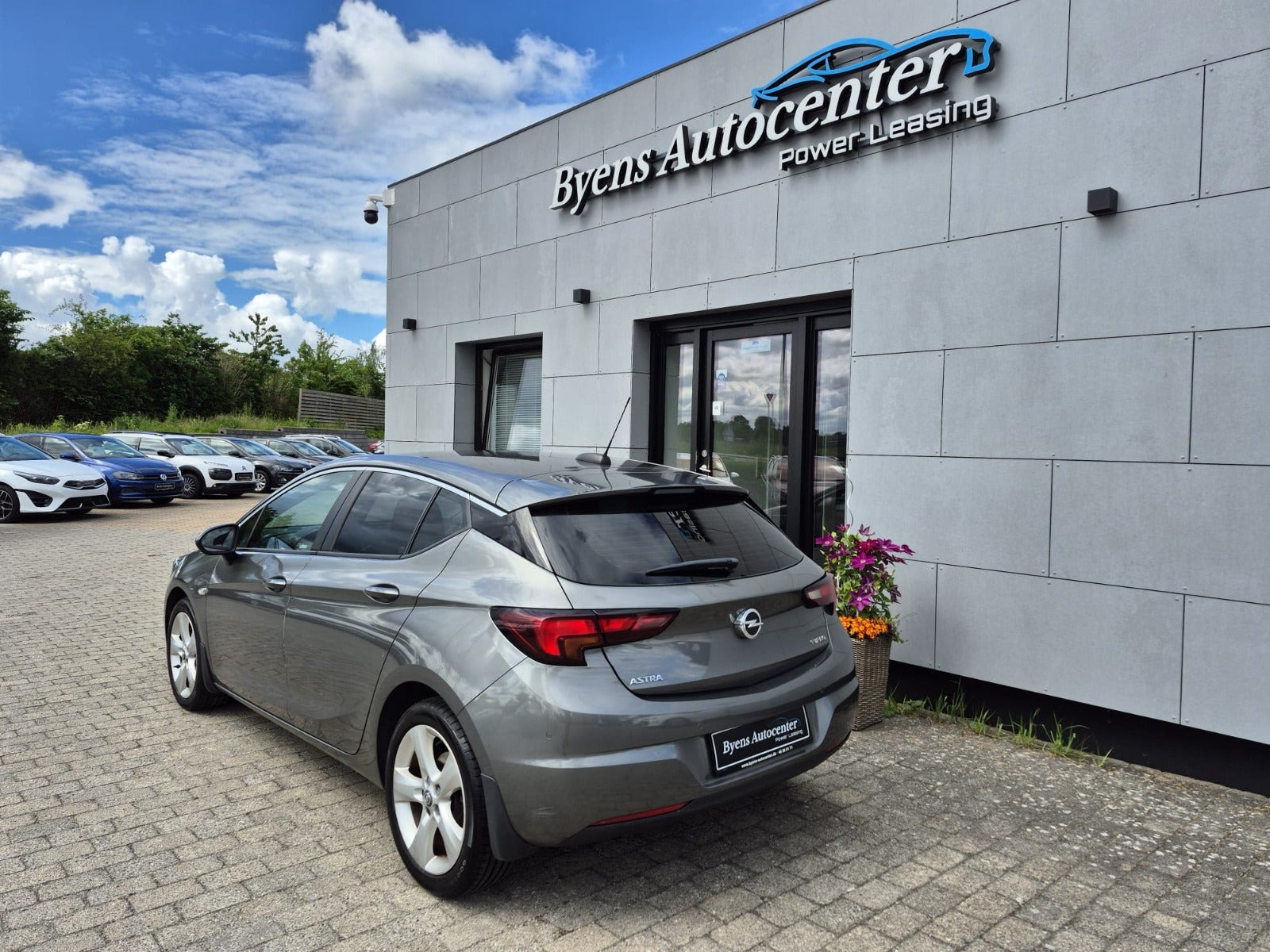 Grå Opel Astra fra 2017