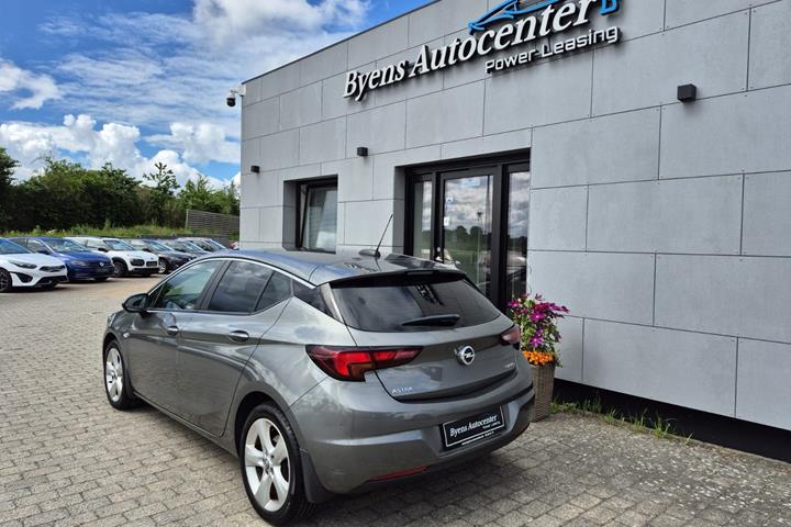 Grå Opel Astra fra 2017