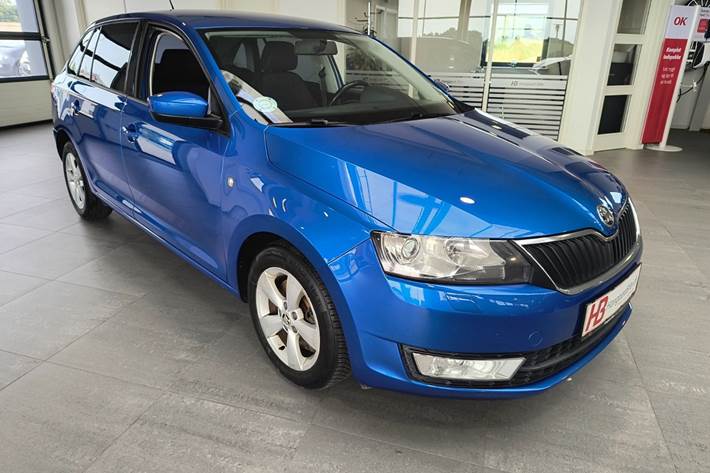 Blå Skoda Rapid fra 2014 set udefra