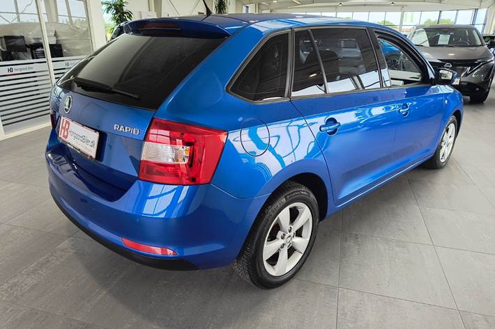 Blå Skoda Rapid fra 2014