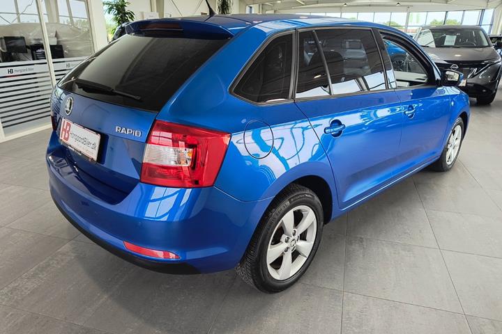 Blå Skoda Rapid fra 2014