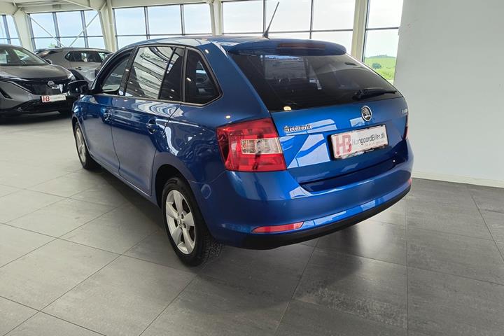 Blå Skoda Rapid fra 2014