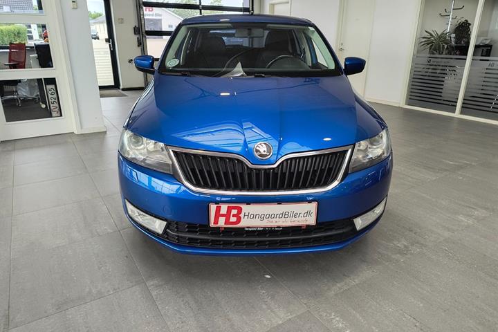 Blå Skoda Rapid fra 2014
